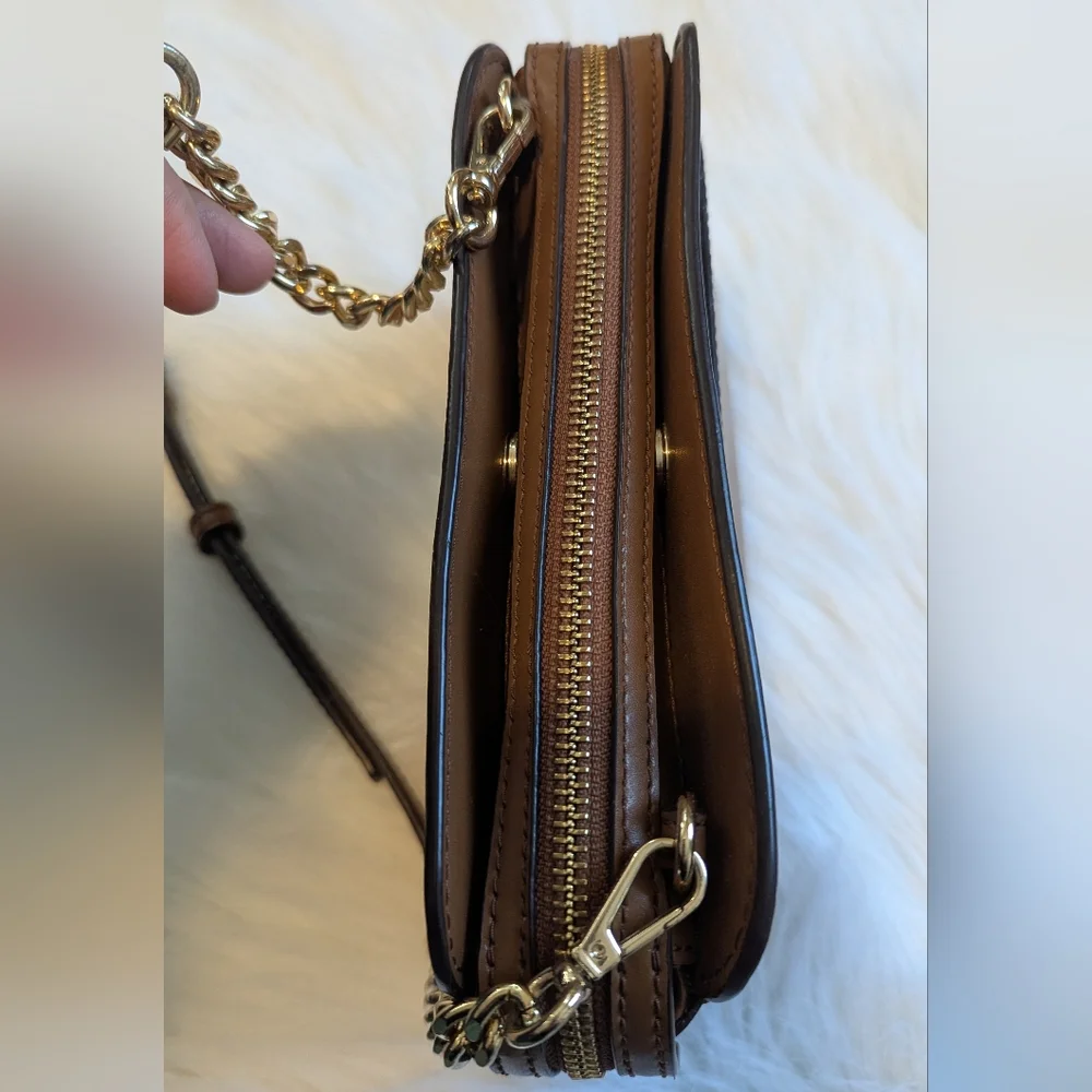 Beautiful Michael Kors crossbody purse. - Picture 8 of 16